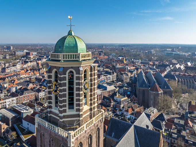 Hoher Kirchturm Peperbus mit grüner Kuppel und Blick über die Altstadt von Zwolle