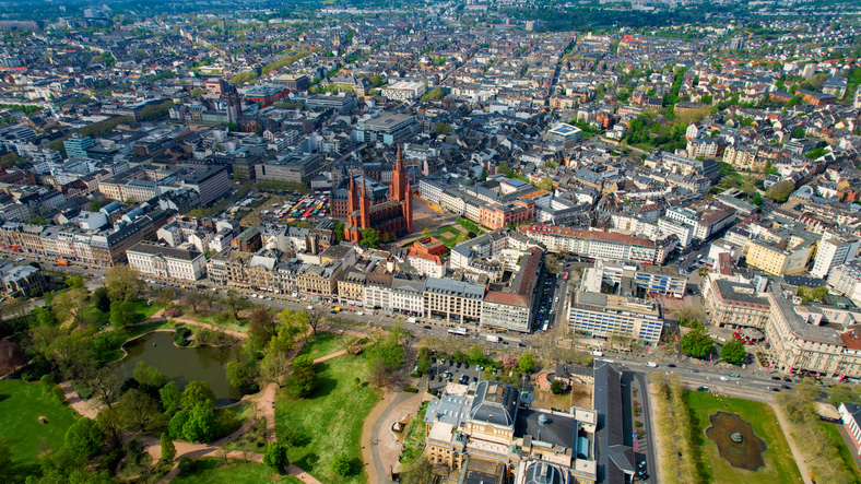 Luftaufnahme der Innenstadt von Wiesbaden mit Marktkirche, Kurpark und dicht bebauten Stadtvierteln