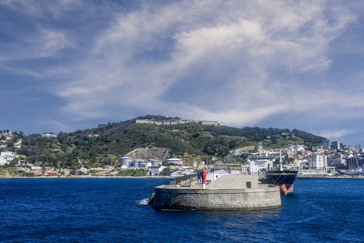Runde Befestigung oder Plattform im Wasser vor der Stadt Ceuta