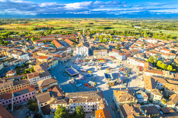 Luftbild von Palmanova mit Piazza Grande, Kathedrale, historischen Häusern und Fahrgeschäften