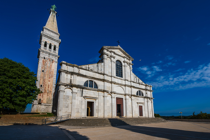 Frontansicht der Kirche der Heiligen Euphemia mit freistehendem Glockenturm in Rovinj