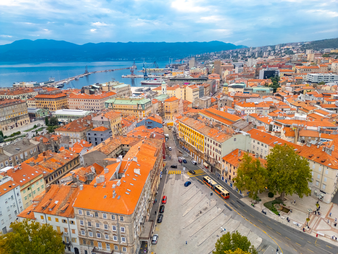 Erhöhter Blick über die Dächer der Altstadt von Rijeka bis zum Hafen und Meer