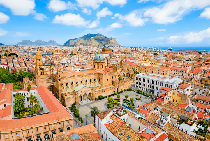 Blick über die Dächer von Palermo mit Kathedrale, historischen Gebäuden und Bergen in der Ferne