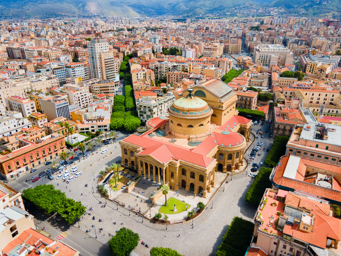 Luftaufnahme des Teatro Politeama Garibaldi in Palermo, umgeben von Straßen und Stadtvierteln