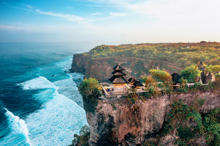 Küstentempel auf einer hohen Felsklippe über dem Meer mit Blick auf die Brandung