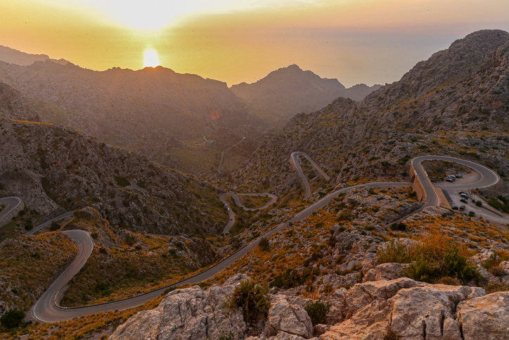 Sonnenuntergang über der Serra de Tramuntana mit den engen Serpentinen der Sa-Calobra-Straße auf Mallorca zwischen schroffen Felsen.