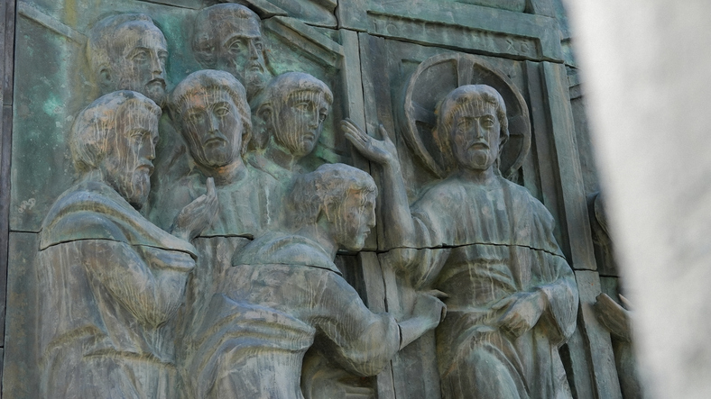 Nahaufnahme eines Reliefs an der Chronik von Georgien in Tiflis mit figürlichen Darstellungen auf dunklem Metall.
