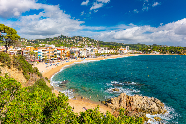 Blick auf Strand, Meer und die bebaute Küste von Lloret de Mar