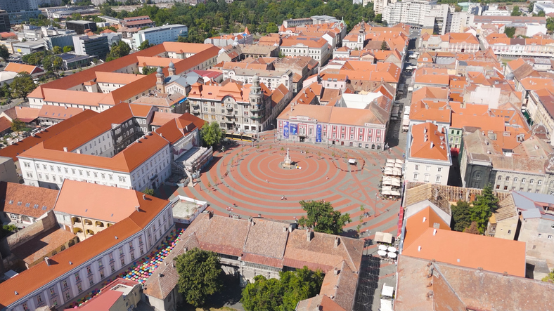 Luftaufnahme eines großen Platzes mit historischen Gebäuden in Timișoara