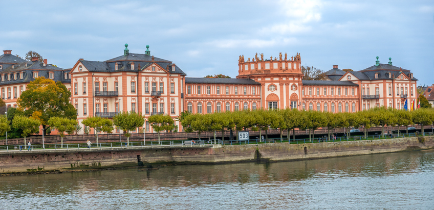 Barockes Schloss Biebrich mit roter Fassade direkt am Rheinufer in Wiesbaden