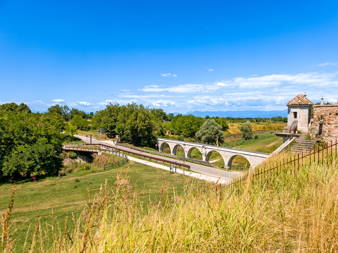 Steinerne Bogenbrücke und historische Wasseranlage außerhalb der Befestigung von Palmanova