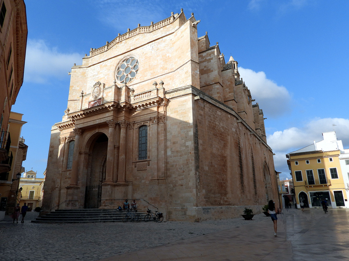 Große steinerne Kathedrale in der Altstadt von Ciutadella auf Menorca
