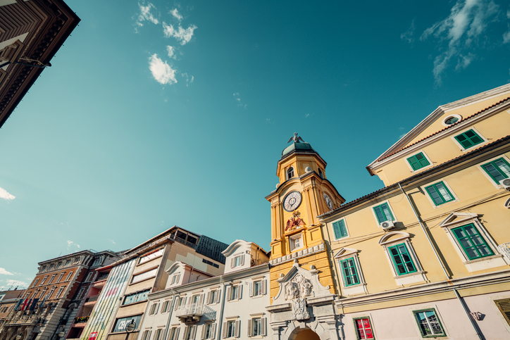 Gelber Uhrturm und historische Gebäude im Zentrum von Rijeka