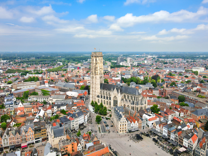 Luftbild von Mechelen mit der St.-Rumbold-Kathedrale, dem Grote Markt und zahlreichen roten Dächern der Altstadt.