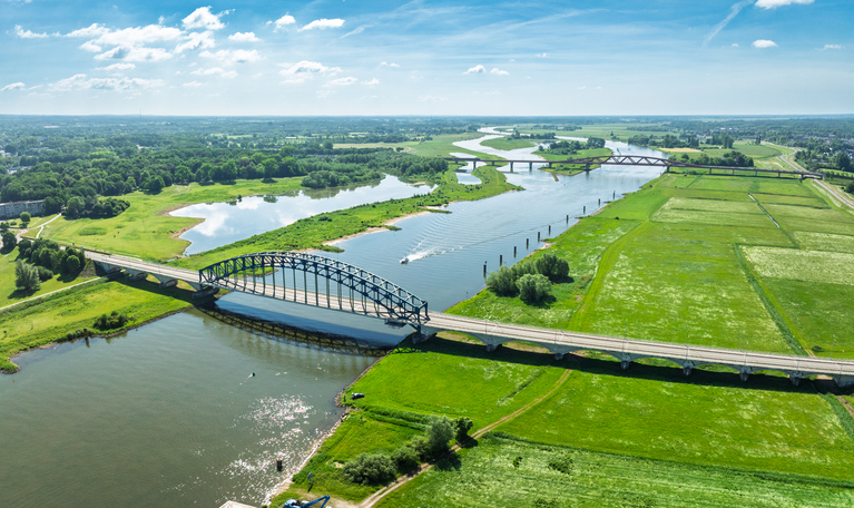 Luftaufnahme der IJssel mit Brücken, grünen Wiesen und weiter Landschaft nahe Zwolle