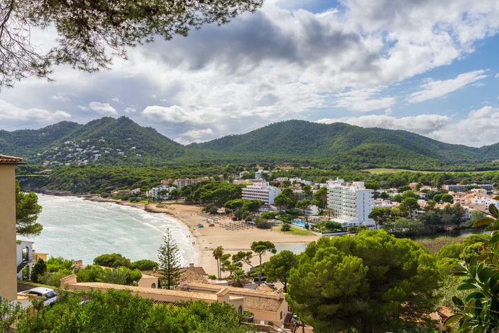Panoramablick über Canyamel mit Strand, Hotels, Pinien und bewaldeten Hügeln