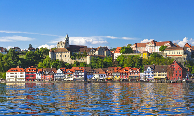 Die Häuser und historischen Gebäude von Meersburg reihen sich farbenfroh entlang des Ufers am Bodensee.