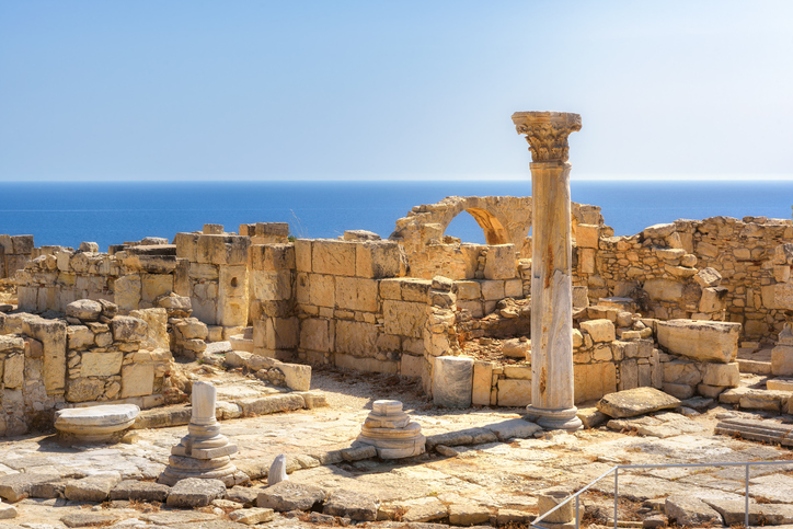 Antike Ruinen bei Limassol auf Zypern mit steinernen Mauern, Säulenresten und Blick auf das tiefblaue Mittelmeer.
