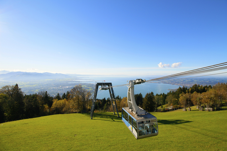 Bergstation der Pfänderbahn oberhalb von Bregenz mit grünem Hang und weitem Blick über den Bodensee.