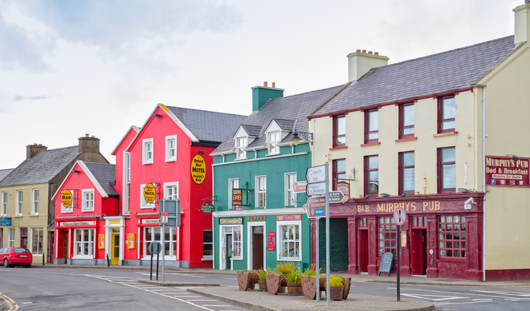 Farbenfrohe Fassaden von Pubs und Geschäften an einer Straße in Dingle