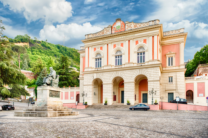 Teatro Alfonso Rendano mit klassischer Fassade und Denkmal auf der Piazza XV Marzo in Cosenza