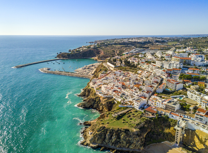 Albufeira für Sonnenfans: Kleine Buchten, weite Strände und spektakuläre Küstenblicke